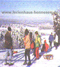 Ferien im Ferienhaus Hennesee mit Schnee und Schlitten
